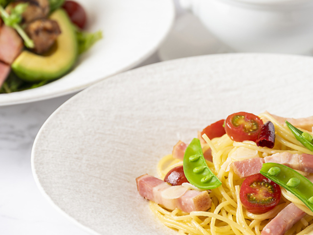 �J�t�F & �_�C�j���O �t���C���[�Y�e�[�u���̎ʐ^1