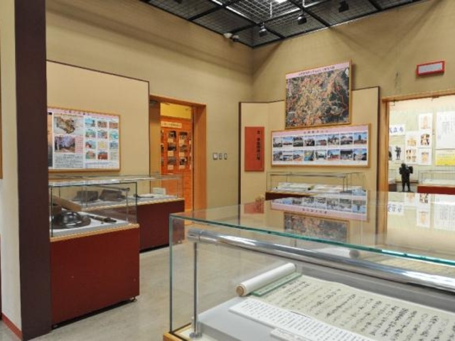 ��{����������